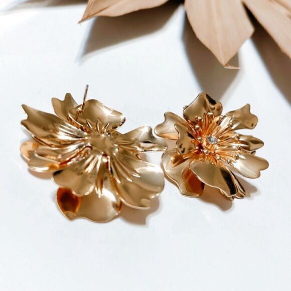 Gold flower stud earrings A195 - Picture 4 of 4